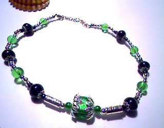 colier cu accesorii metalice