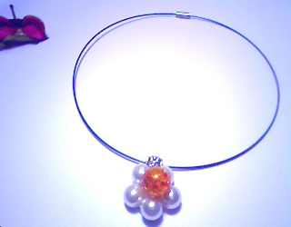 pandantiv floare din perle